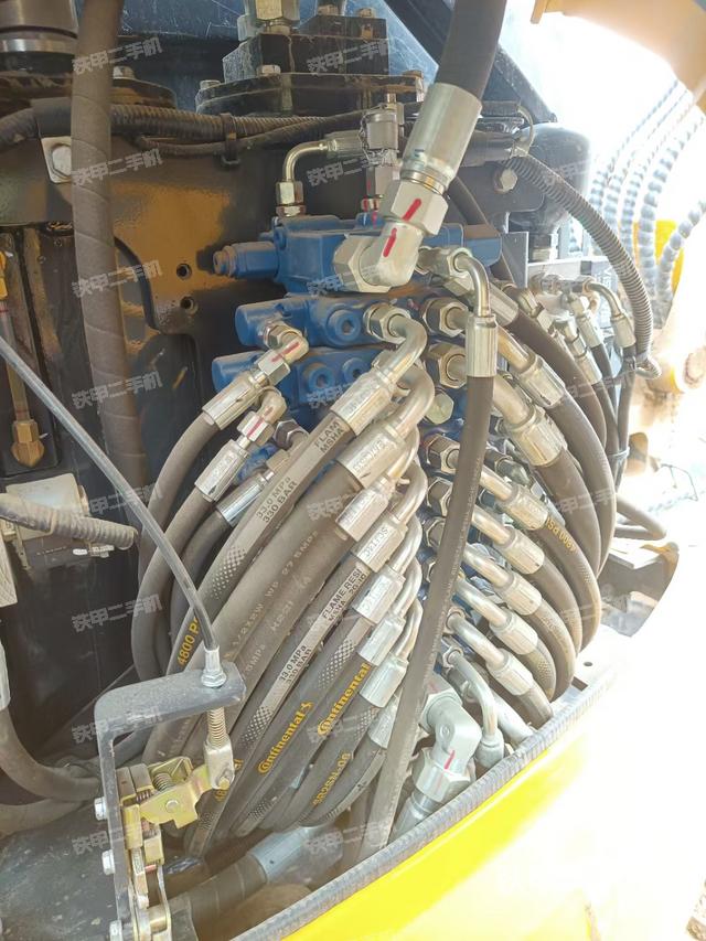 回轉(zhuǎn)馬達(dá)和主控閥（整機(jī)外觀）