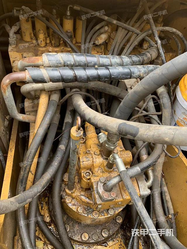 回轉(zhuǎn)馬達和主控閥(整機外觀) 回轉(zhuǎn)馬達和主控閥(整機外觀)