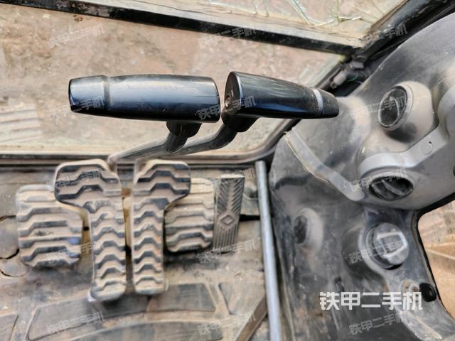 行走控制手柄和踏板?俯拍（駕駛室部分）