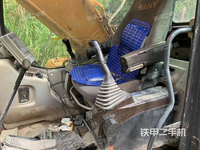 駕駛室整體(整機外觀) 駕駛室整體(整機外觀)