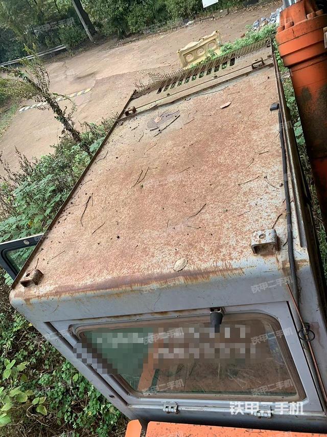 駕駛室頂部(整機(jī)外觀) 駕駛室頂部(整機(jī)外觀)