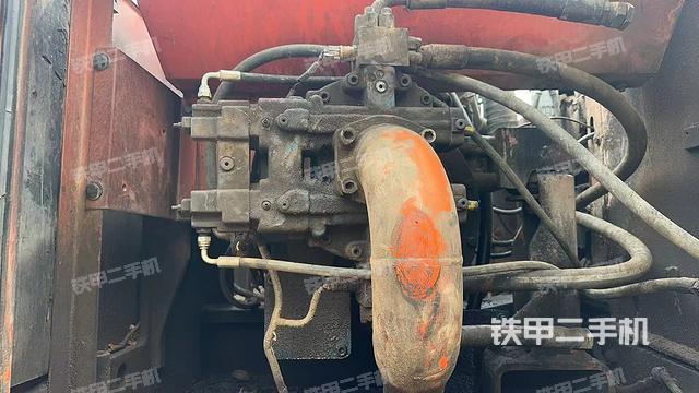 液壓泵艙室正面整體(整機外觀) 液壓泵艙室正面整體(整機外觀)