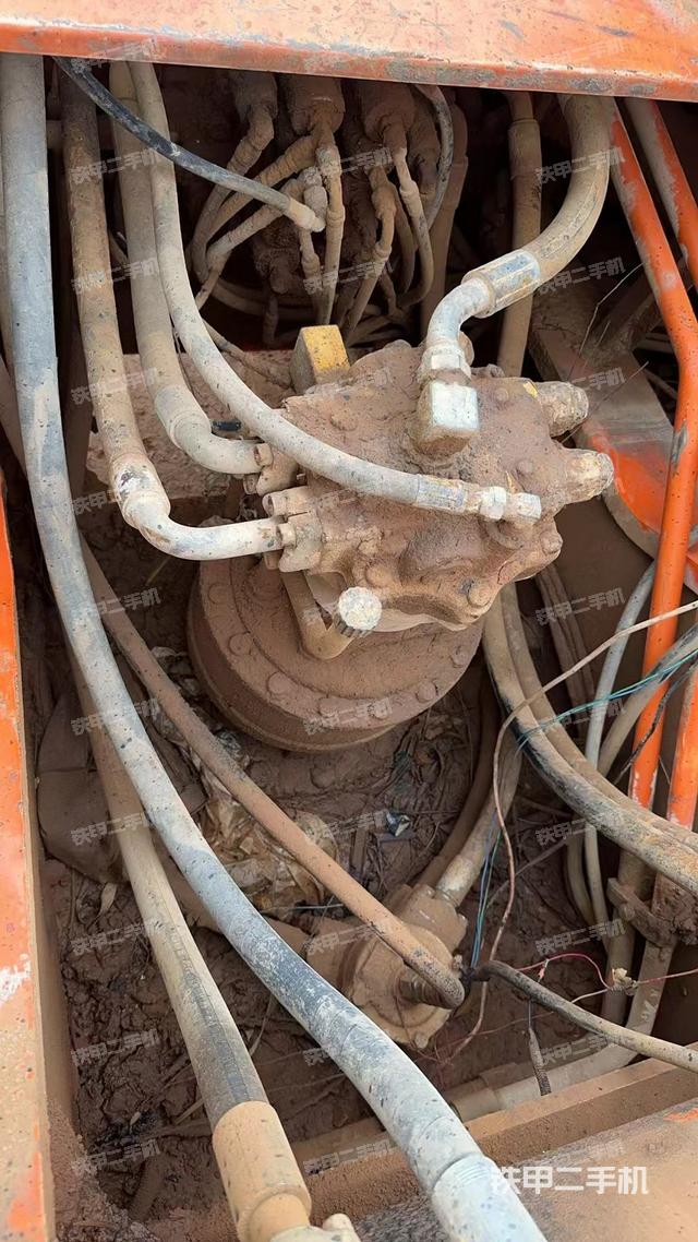 回轉(zhuǎn)馬達和主控閥(整機外觀) 回轉(zhuǎn)馬達和主控閥(整機外觀)