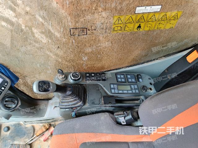 座椅右側(cè)控制臺(tái)/鑰匙門/油門/含右手柄（駕駛室部分）