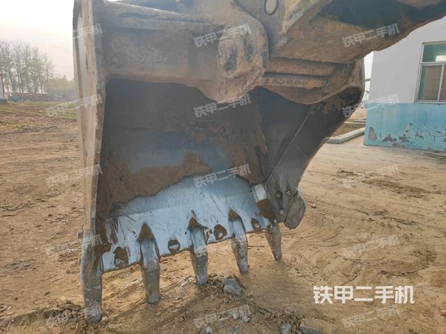 鏟斗右后整體(工作和回轉(zhuǎn)裝置) 鏟斗右后整體(工作和回轉(zhuǎn)裝置)