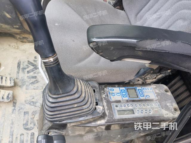 座椅左側(cè)控制臺/音響/含左手柄(駕駛室部分) 座椅左側(cè)控制臺/音響/含左手柄(駕駛室部分)