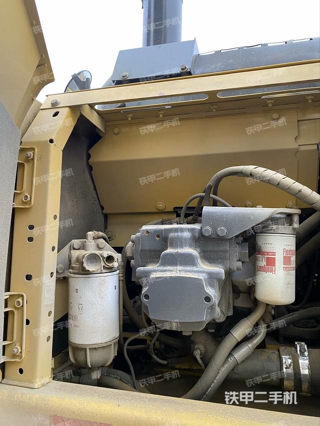 液壓泵艙室正面整體(整機外觀) 液壓泵艙室正面整體(整機外觀)