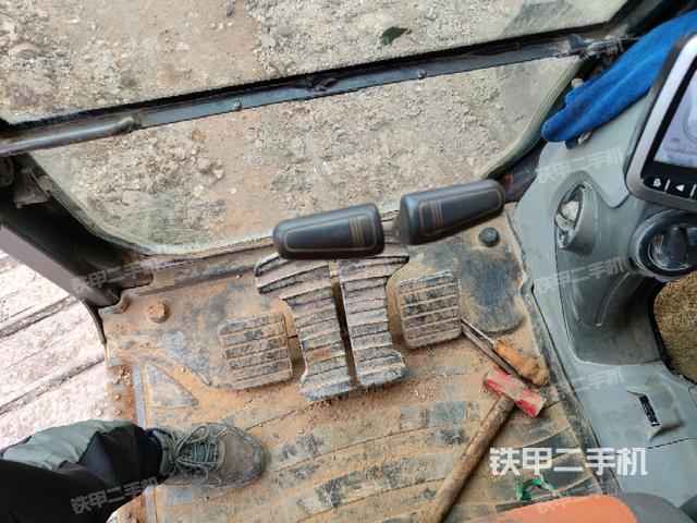 行走控制手柄和踏板?俯拍（駕駛室部分）