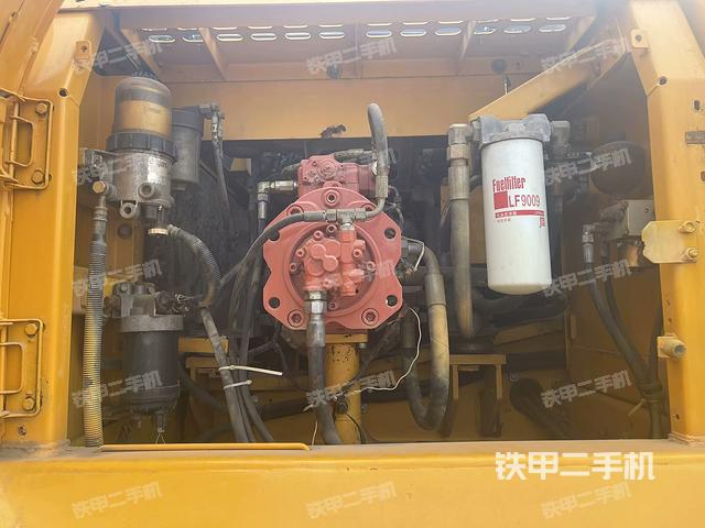 液壓泵艙室正面整體(整機外觀) 液壓泵艙室正面整體(整機外觀)