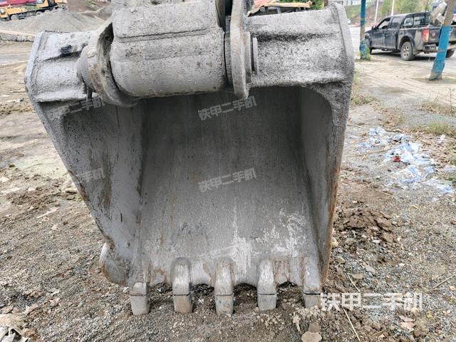 鏟斗右后整體(工作和回轉(zhuǎn)裝置) 鏟斗右后整體(工作和回轉(zhuǎn)裝置)