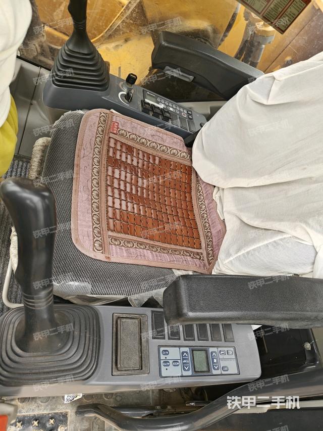 后窗玻璃角標（駕駛室部分）