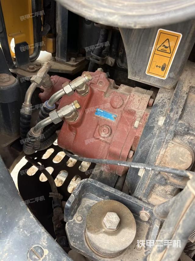 液壓泵艙室正面整體（整機外觀）