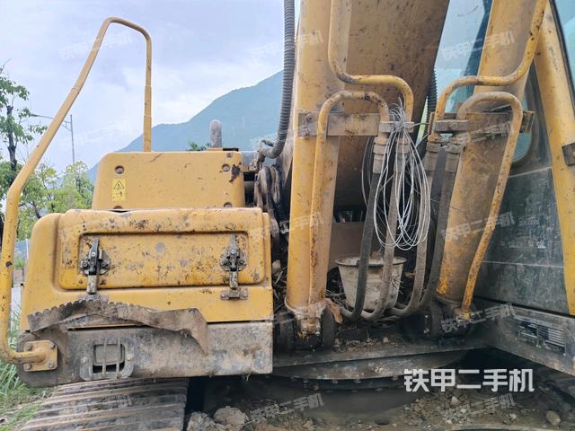 大臂背部俯視(工作和回轉(zhuǎn)裝置) 大臂背部俯視(工作和回轉(zhuǎn)裝置)