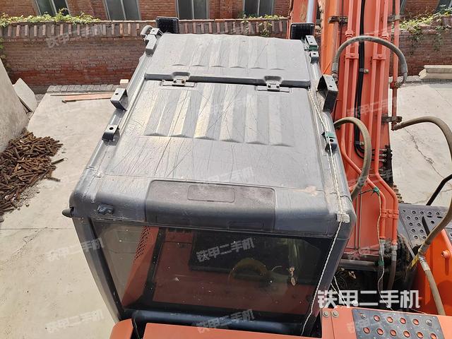 駕駛室頂部(整機(jī)外觀) 駕駛室頂部(整機(jī)外觀)