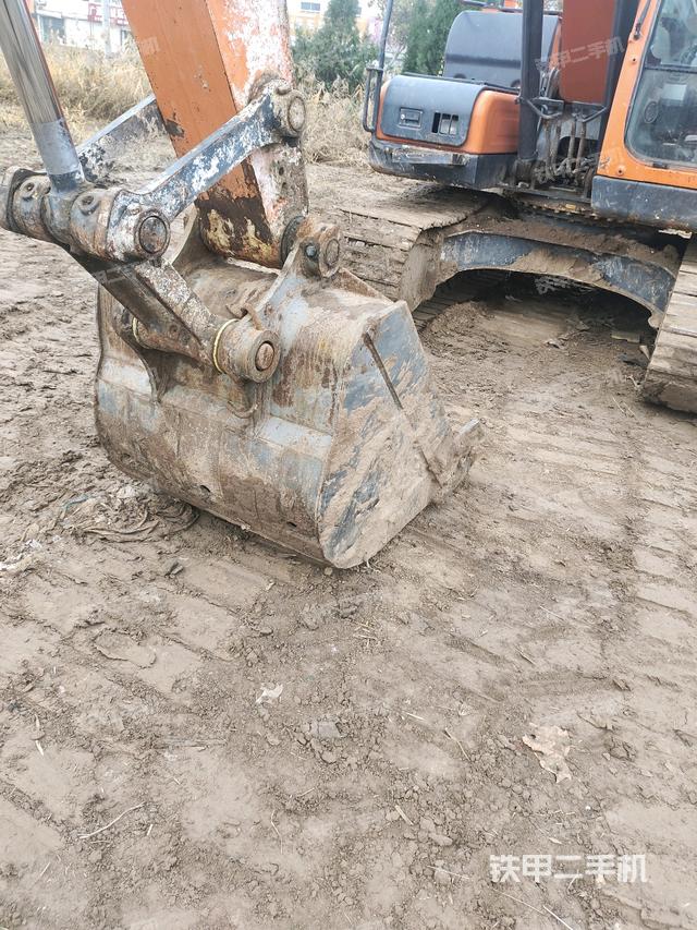 鏟斗右后整體(工作和回轉(zhuǎn)裝置) 鏟斗右后整體(工作和回轉(zhuǎn)裝置)