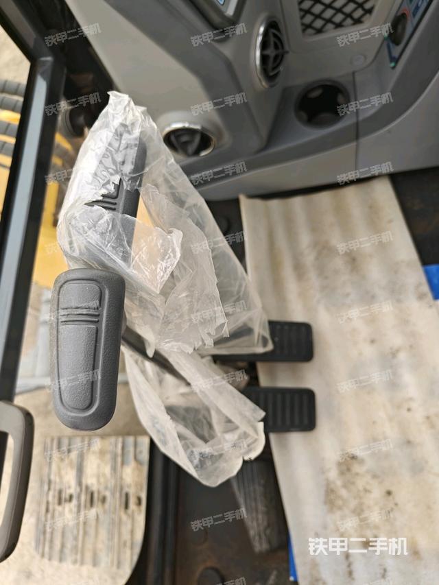 行走控制手柄和踏板?俯拍（駕駛室部分）