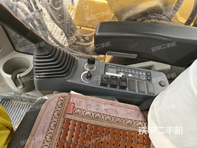 座椅右側(cè)控制臺/鑰匙門/油門/含右手柄（駕駛室部分）