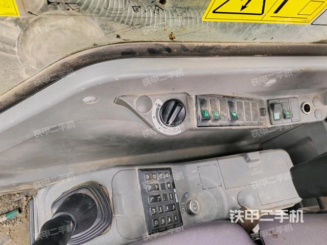 座椅右側(cè)控制臺/鑰匙門/油門/含右手柄(駕駛室部分) 座椅右側(cè)控制臺/鑰匙門/油門/含右手柄(駕駛室部分)