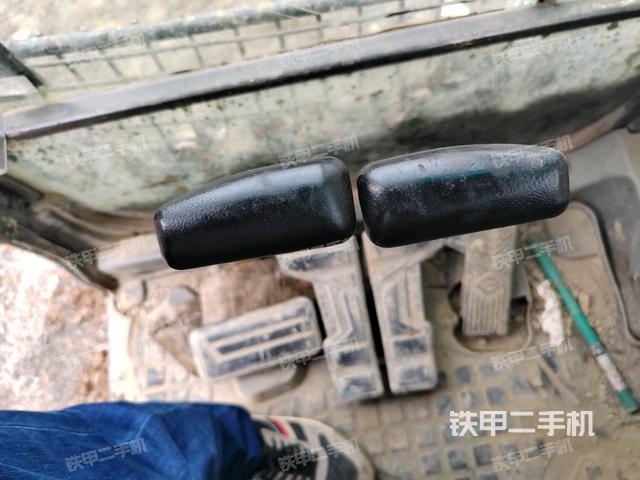 行走控制手柄和踏板?俯拍(駕駛室部分) 行走控制手柄和踏板?俯拍(駕駛室部分)