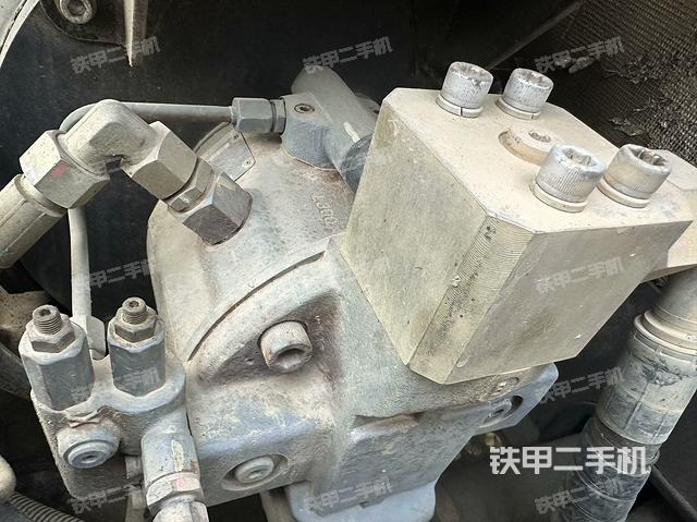 液壓泵艙室正面整體（整機外觀）