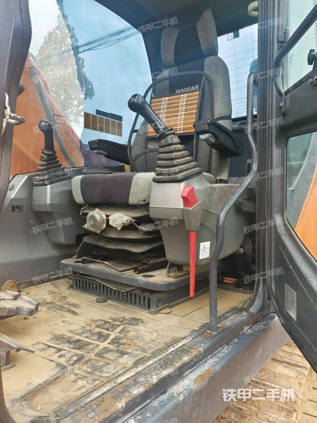 駕駛室左后45度(駕駛室部分) 駕駛室左后45度(駕駛室部分)