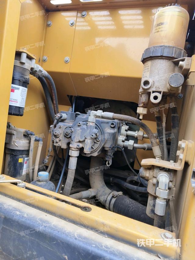 液壓泵艙室正面整體(整機外觀) 液壓泵艙室正面整體(整機外觀)
