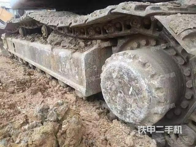 單側(cè)履帶整體(整機(jī)外觀) 單側(cè)履帶整體(整機(jī)外觀)
