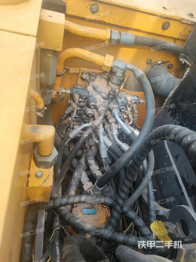 回轉(zhuǎn)馬達(dá)和主控閥（整機(jī)外觀）