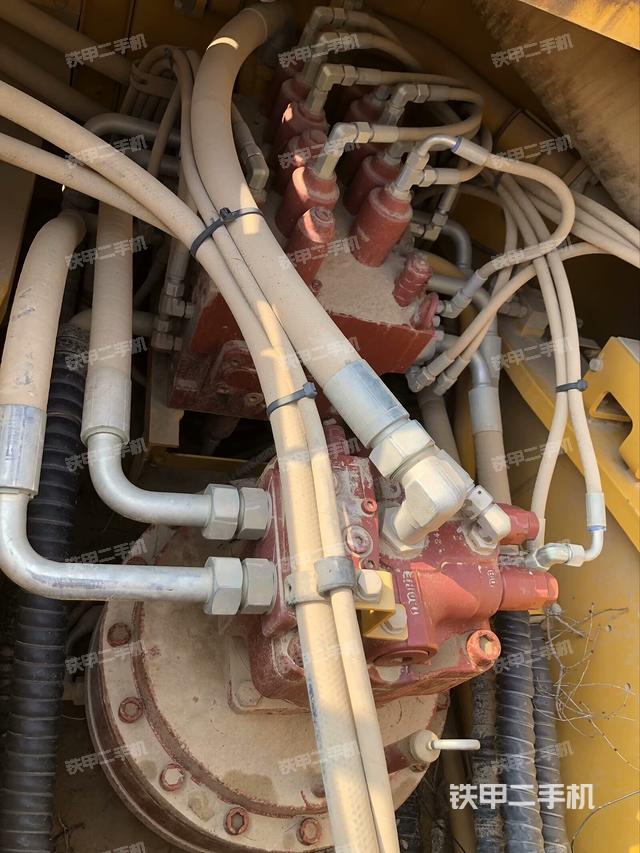 回轉(zhuǎn)馬達(dá)和主控閥（整機(jī)外觀）