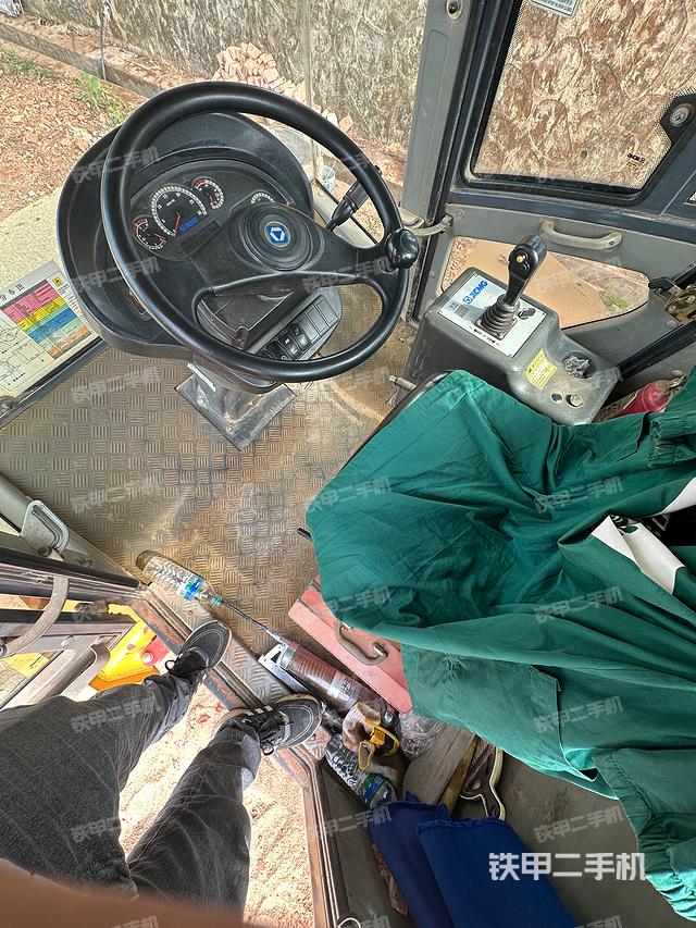 駕駛室操作臺(tái)（設(shè)備外觀及核心部件）