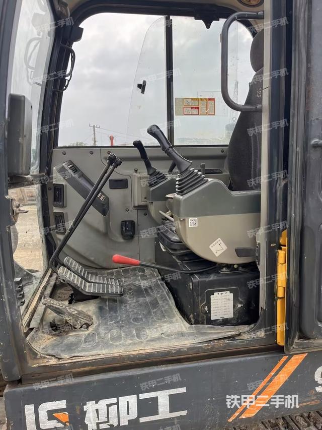 駕駛室整體（整機外觀）