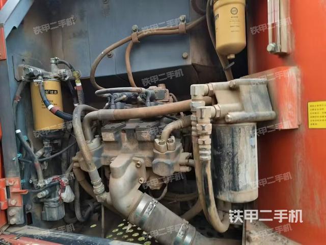 液壓泵艙室正面整體(整機(jī)外觀) 液壓泵艙室正面整體(整機(jī)外觀)