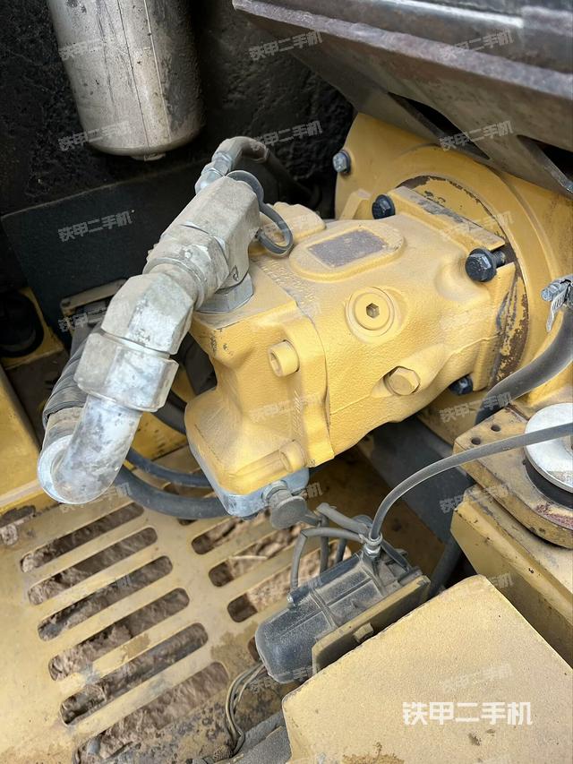 液壓泵艙室正面整體(整機(jī)外觀) 液壓泵艙室正面整體(整機(jī)外觀)