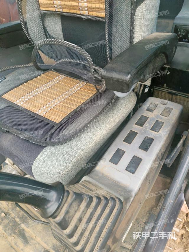 座椅左側(cè)控制臺/音響/含左手柄(駕駛室部分) 座椅左側(cè)控制臺/音響/含左手柄(駕駛室部分)