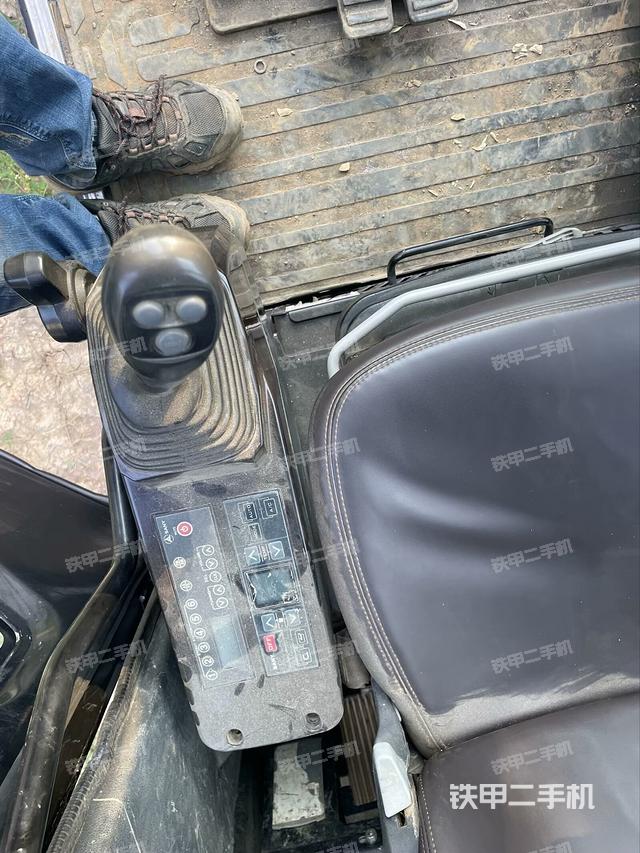 行走控制手柄和踏板?俯拍（駕駛室部分）