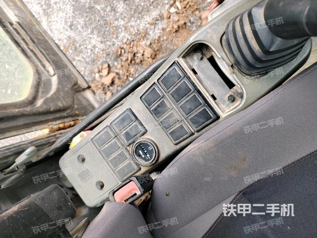 座椅左側(cè)控制臺/音響/含左手柄(駕駛室部分) 座椅左側(cè)控制臺/音響/含左手柄(駕駛室部分)