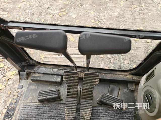 行走控制手柄和踏板?俯拍（駕駛室部分）