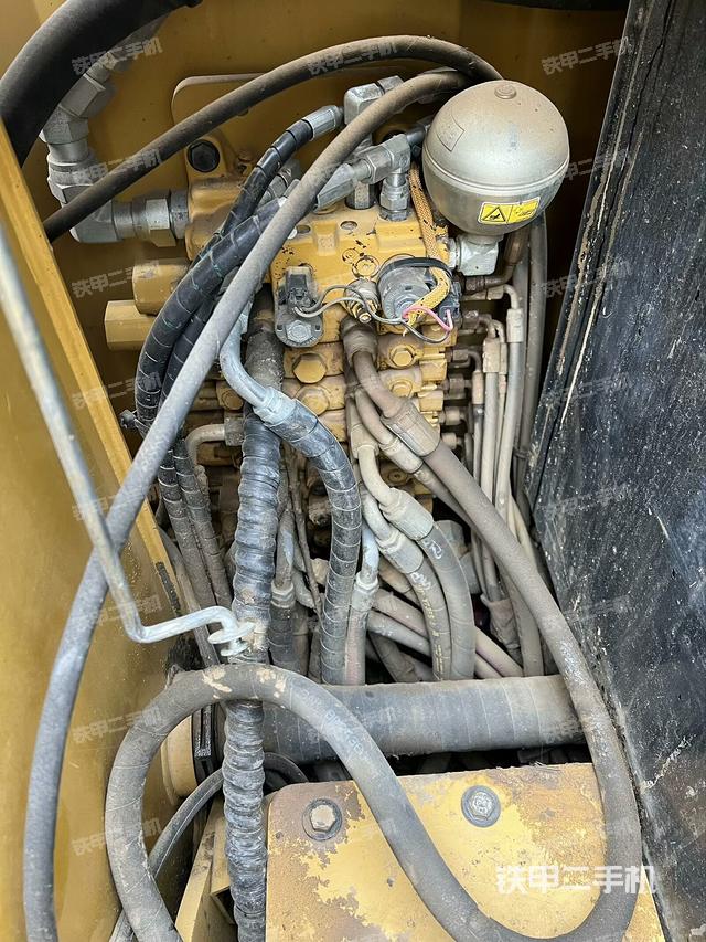 回轉(zhuǎn)馬達(dá)和主控閥(整機(jī)外觀) 回轉(zhuǎn)馬達(dá)和主控閥(整機(jī)外觀)