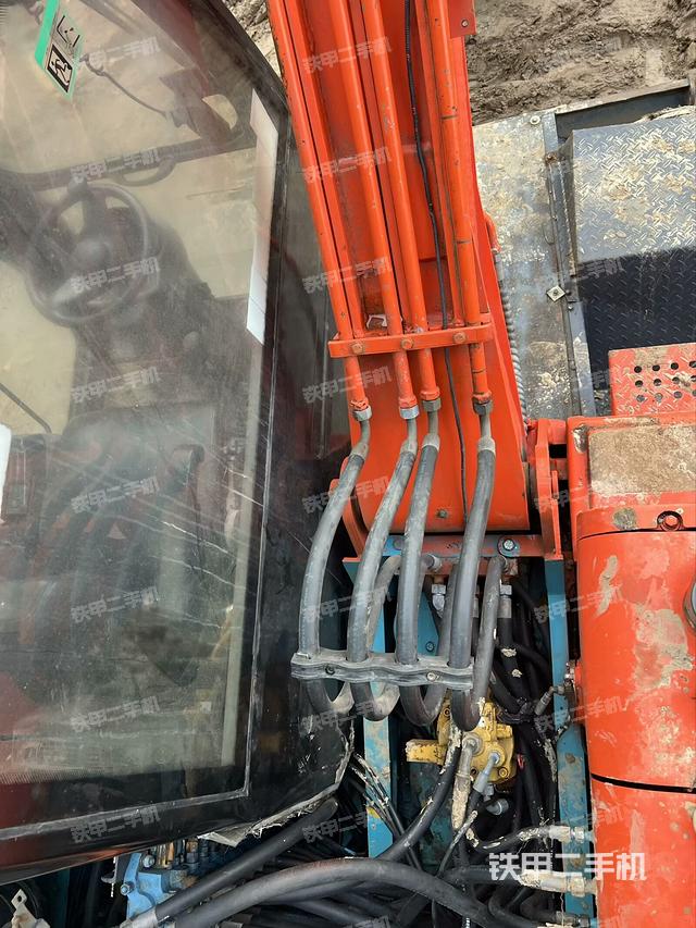 回轉(zhuǎn)馬達(dá)和主控閥（整機(jī)外觀）