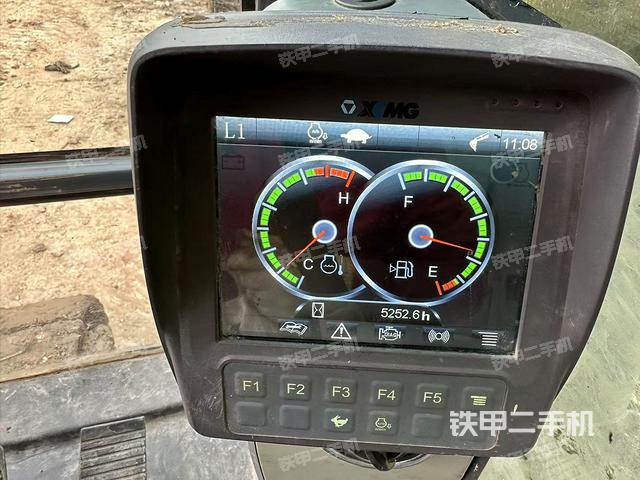 駕駛室整體(整機(jī)外觀) 駕駛室整體(整機(jī)外觀)
