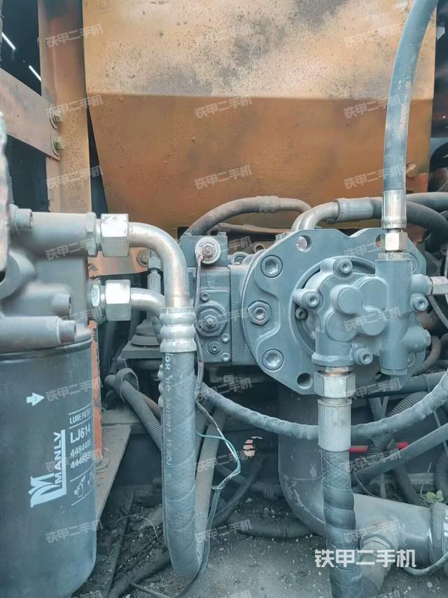 液壓泵艙室正面整體(整機外觀) 液壓泵艙室正面整體(整機外觀)
