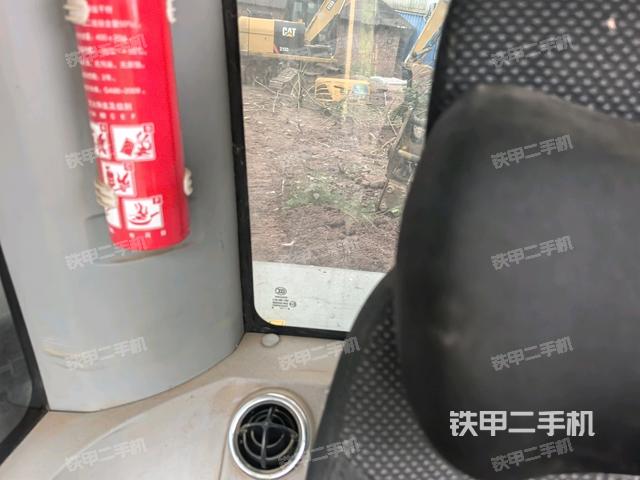 行走控制手柄和踏板?俯拍（駕駛室部分）