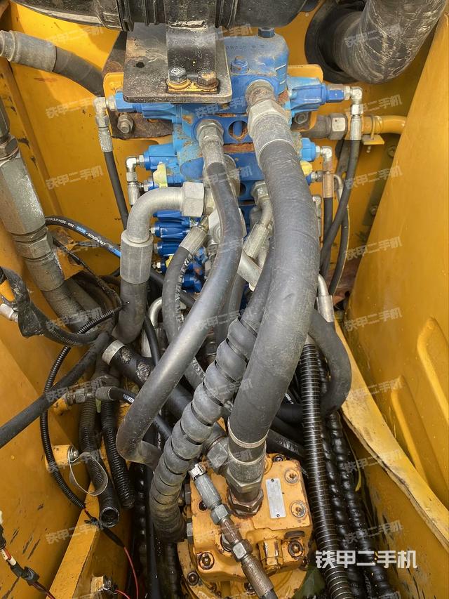 回轉(zhuǎn)馬達(dá)和主控閥（整機(jī)外觀）