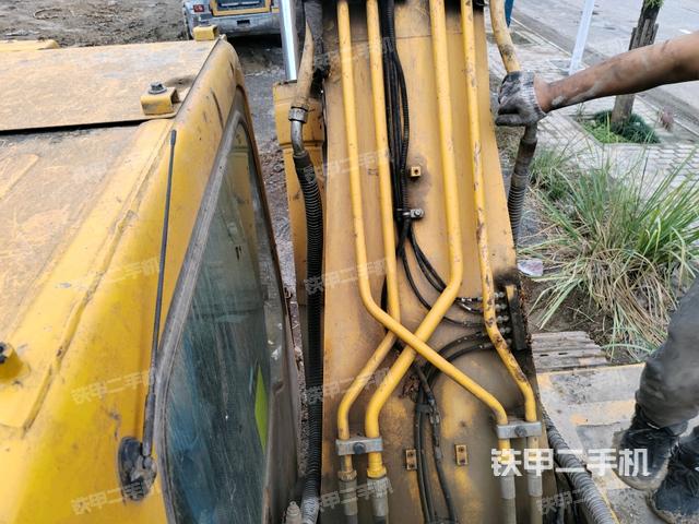 轉(zhuǎn)盤和下車架正前(工作和回轉(zhuǎn)裝置) 轉(zhuǎn)盤和下車架正前(工作和回轉(zhuǎn)裝置)
