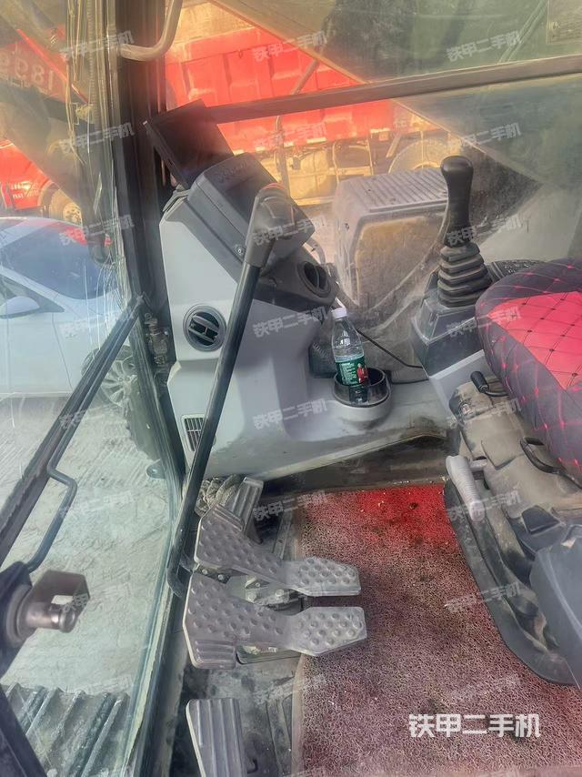 行走控制手柄和踏板?俯拍（駕駛室部分）