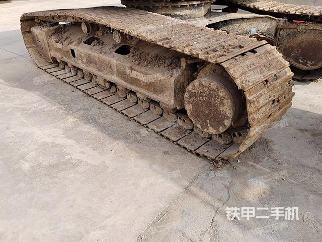 單側(cè)履帶整體(整機(jī)外觀) 單側(cè)履帶整體(整機(jī)外觀)