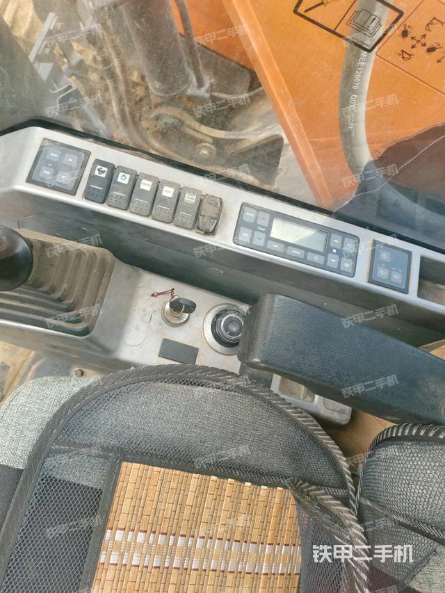 座椅右側(cè)控制臺/鑰匙門/油門/含右手柄(駕駛室部分) 座椅右側(cè)控制臺/鑰匙門/油門/含右手柄(駕駛室部分)