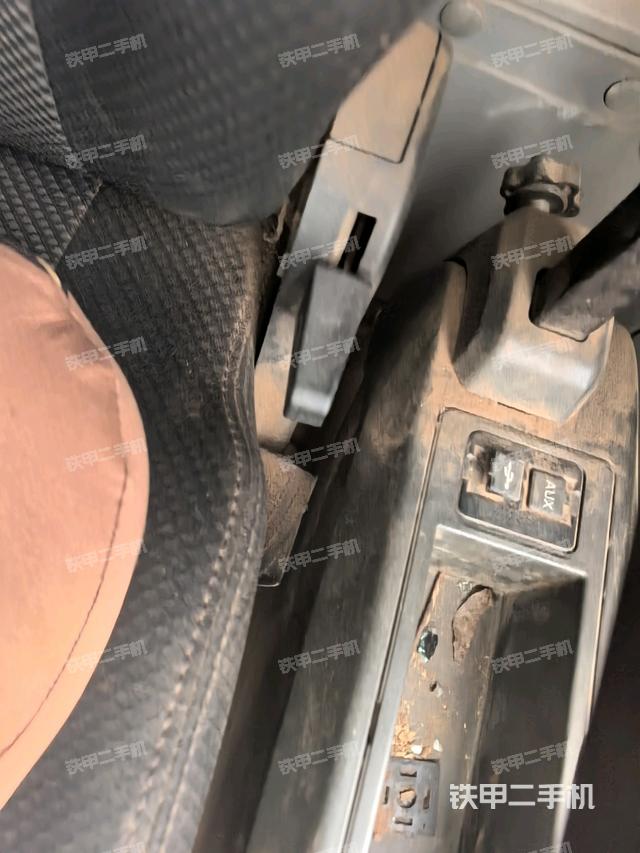 座椅右側控制臺/鑰匙門/油門/含右手柄（駕駛室部分）