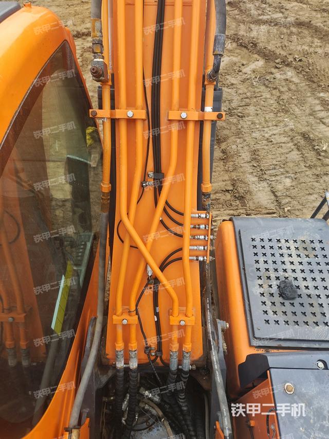 大臂背部俯視(工作和回轉(zhuǎn)裝置) 大臂背部俯視(工作和回轉(zhuǎn)裝置)