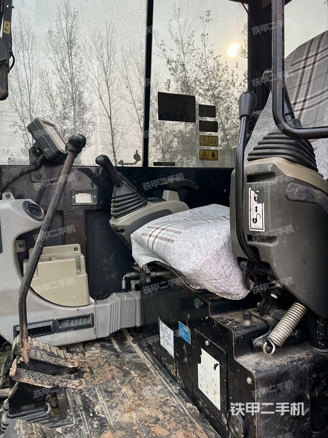 駕駛室頂部(整機(jī)外觀) 駕駛室頂部(整機(jī)外觀)